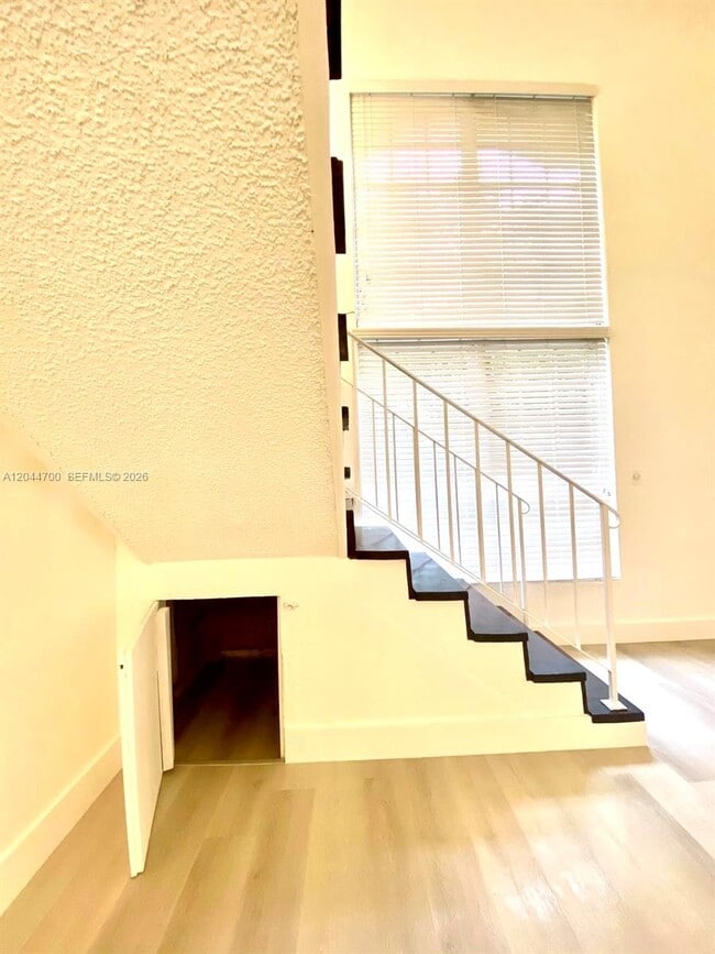 Building Photo - 10901 N Kendall Dr