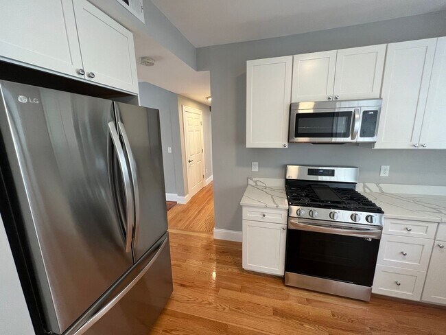 Building Photo - Renovated 4 bed 2 baths in Somerville.... Don't miss out!