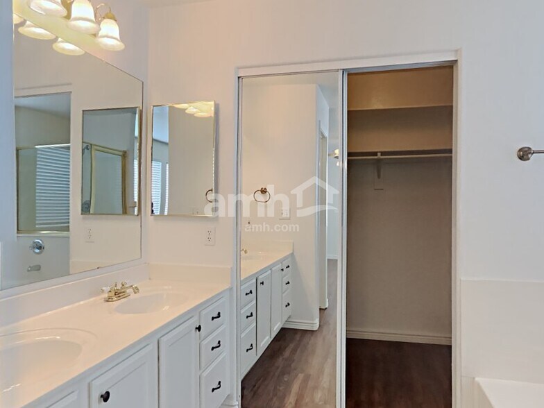 Building Photo - 7519 E Naranja Ave