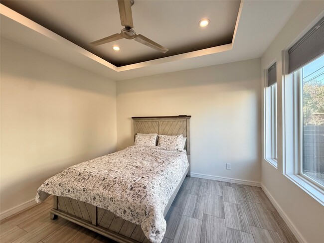 Building Photo - 707 W Clay St