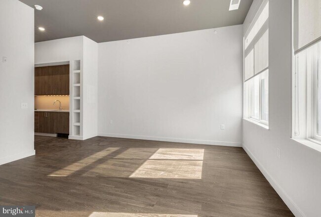 Building Photo - 525 N 41st St