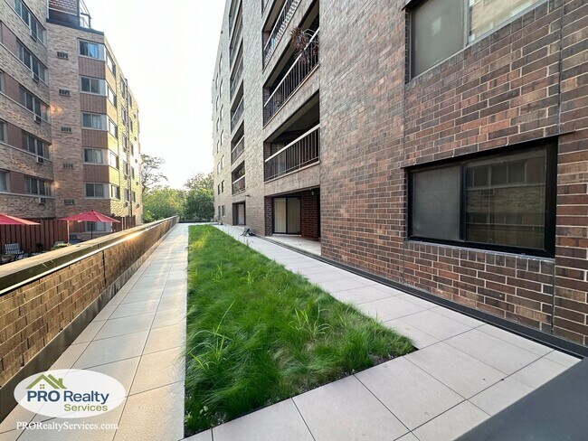 Building Photo - Updated 1 Bedroom Condo **Half off 1 Month...