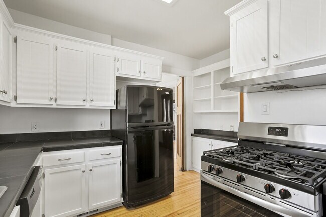 Building Photo - Historic 3 bedroom townhome with recent upgrades.