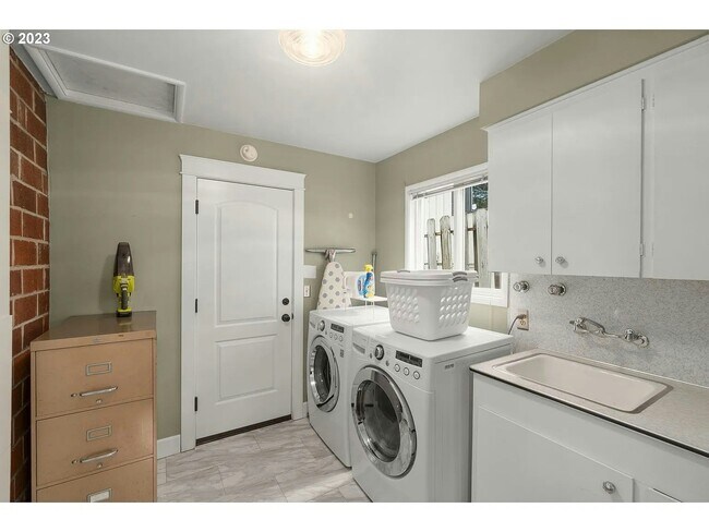 Building Photo - 8550 SW 10th Ave