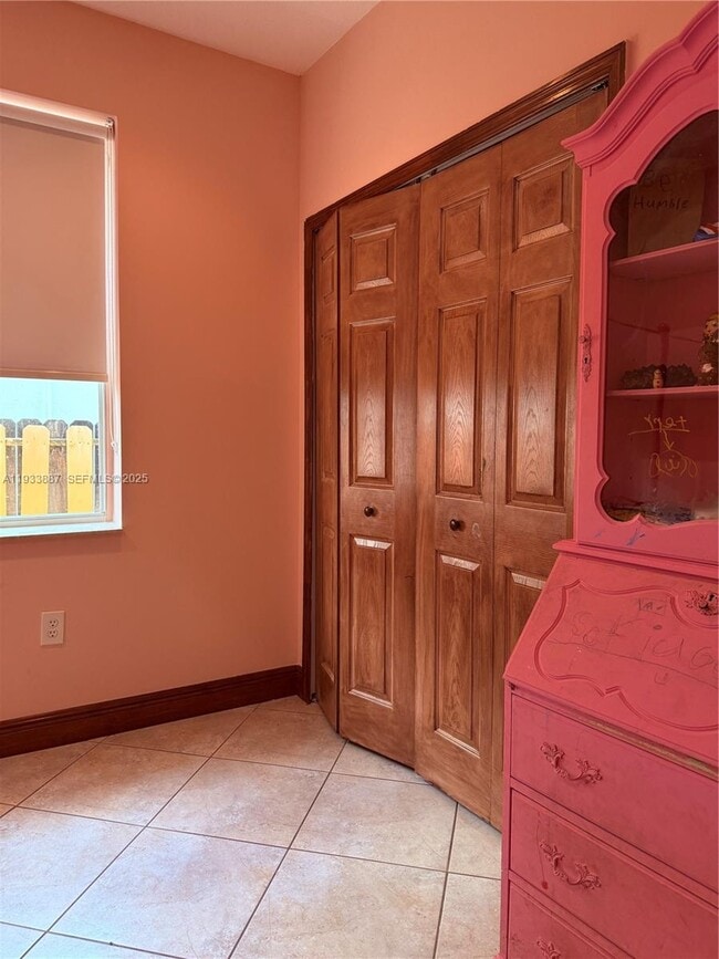 Building Photo - 1055 NE 85th St