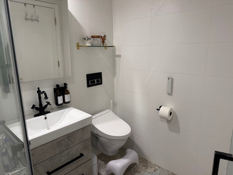 Building Photo - 44 Box St