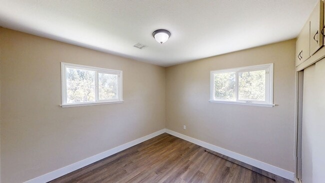 Building Photo - 2 Bedroom with City View