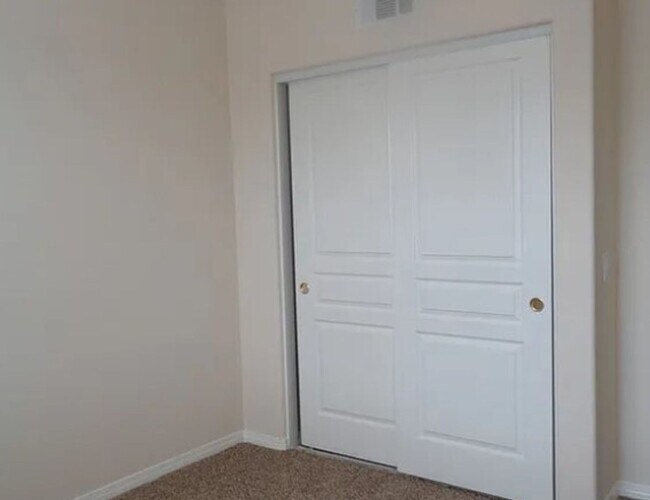 Building Photo - 2 weeks free rent. Detached 4 Bedroom Home...