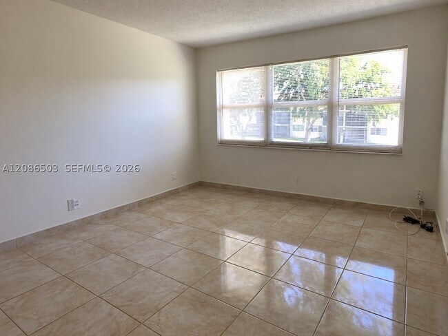 Building Photo - 400 S Hollybrook Dr