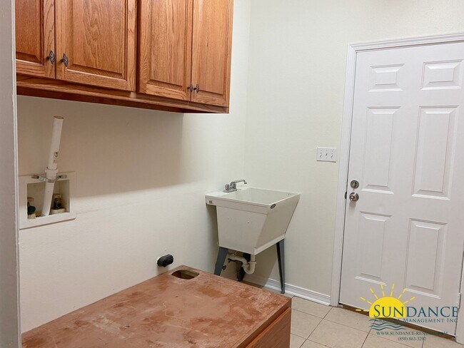 Building Photo - Stunning 5 Bedroom Home in Robledal Estates