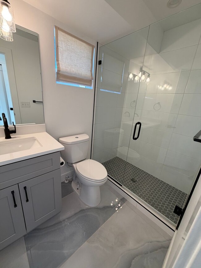 Building Photo - Gorgeous Sunnyside 4 bedroom home with rooftop patio