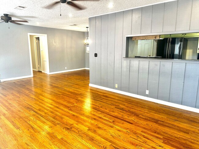 Building Photo - WELL MAINTAINED