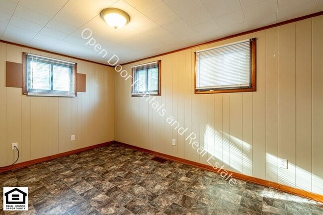 Building Photo - 811 Goshen Ave