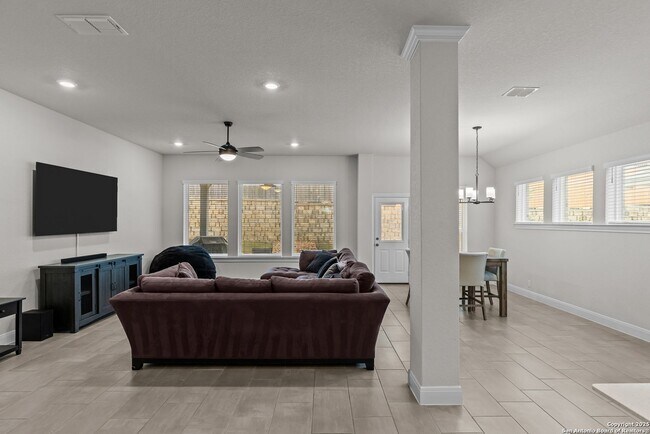 Building Photo - 1318 Tabuenfeld - Excellent, Clean Home, N...