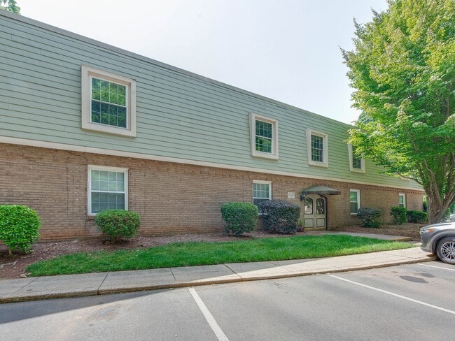 Building Photo - Check out this amazingly located 3 bed/2 b...