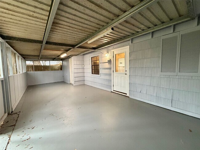 Building Photo - 403 Oak Dr