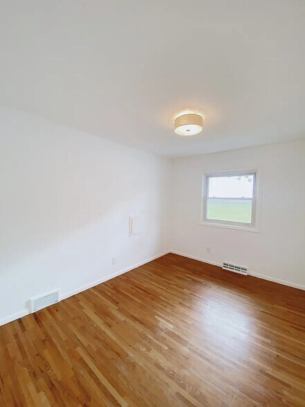 Building Photo - 3044 Buchanan St NE