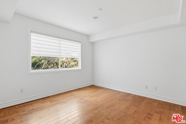 Building Photo - 325 S Arnaz Dr