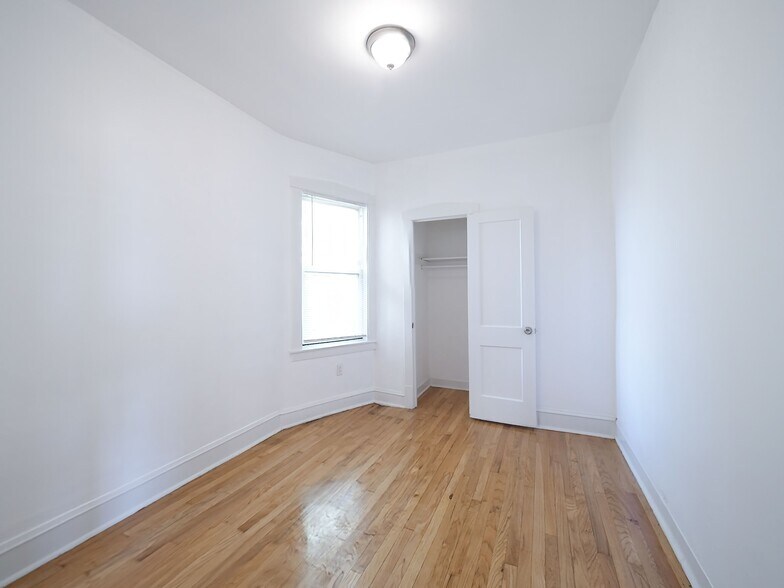 Building Photo - 5004 W Armitage Ave