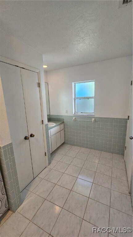 Building Photo - 9306 N Santos Dr