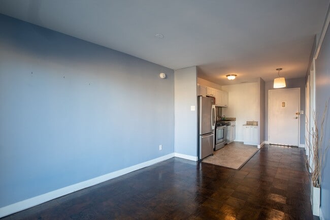 Building Photo - Lovely Studio Unit with 1 BA Condo in Wood...