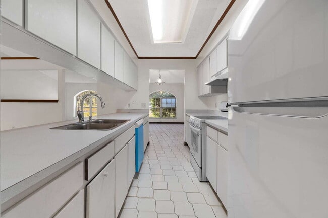 Building Photo - Spacious 3-bed/2-bath Home for Rent in Silver Spring Shores