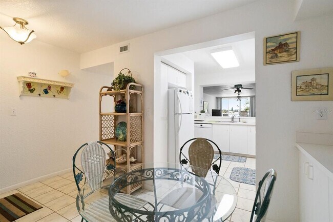 Building Photo - 6093 Bahia Del Mar Cir N