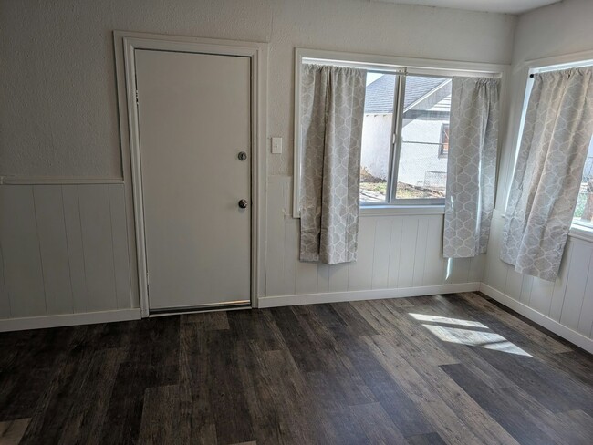 Building Photo - 1428 E Orman Ave