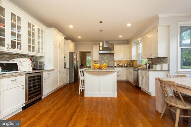 Building Photo - 8809 Saunders Ln
