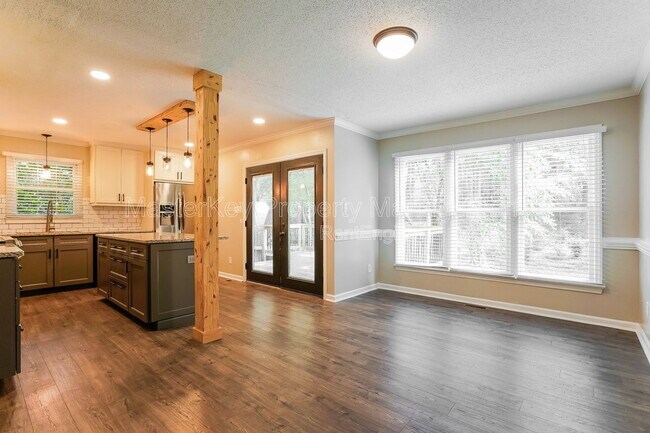 Building Photo - 220 W Elm Ave