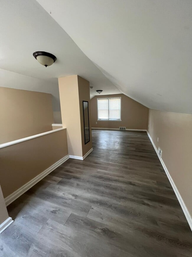 Building Photo - 8451 Rosemont Ave