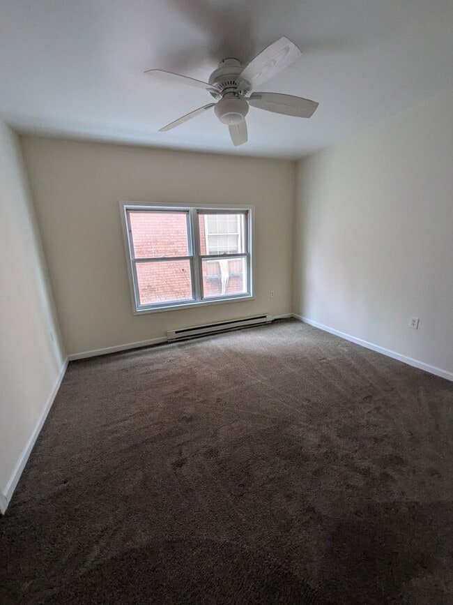 Building Photo - 643 Monroe Ave