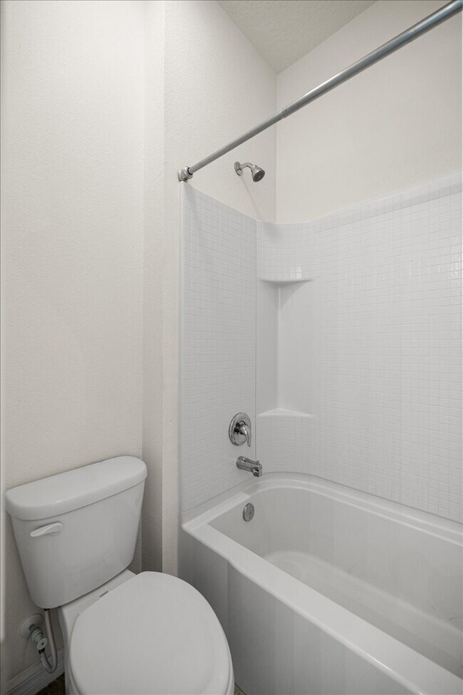 Building Photo - **Spacious 4-Bedroom, 3.5-Bath Home with Private Guest Suite and 3-Car Garage**