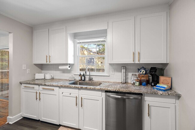 Building Photo - 1707 1st Terrace