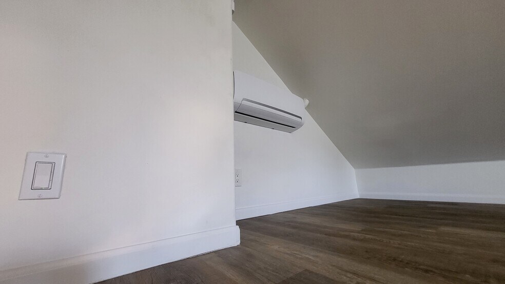 loft with AC - 2807 2nd St