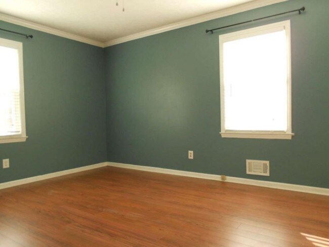 Building Photo - 205 Pinetree Dr