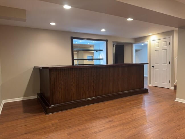 Building Photo - 552 Fairfax Ln