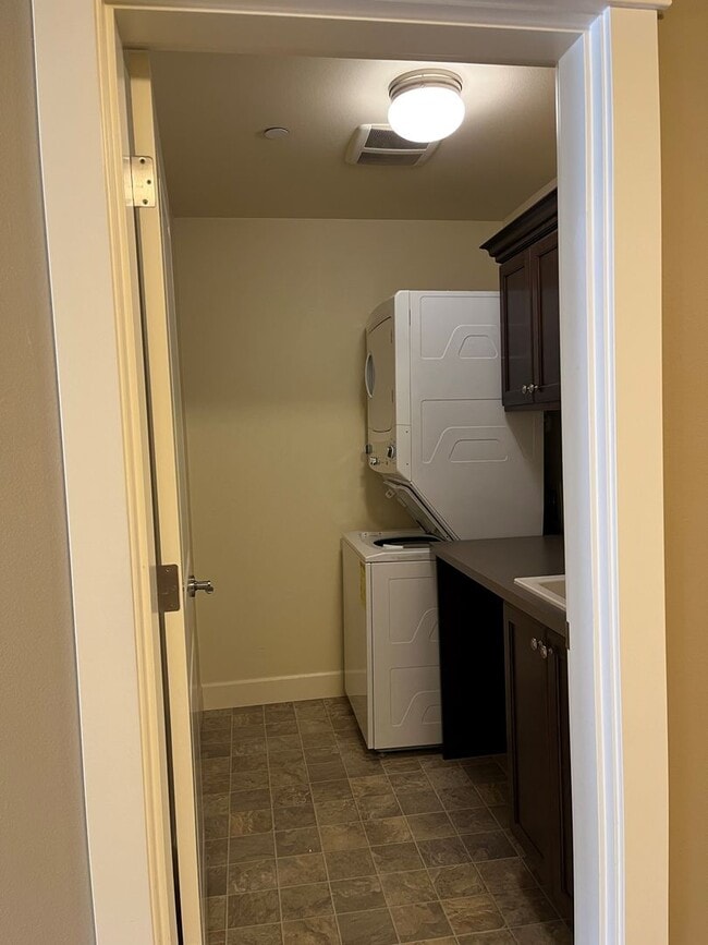 Building Photo - 2070 NW Talus Dr