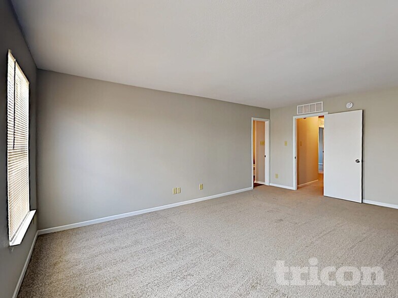 Building Photo - 10152 Golden Dr