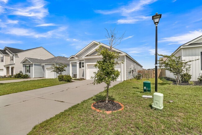 Building Photo - Modern Comfort in the Heart of Ladson