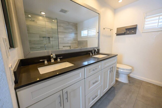 Building Photo - 2107 Dufour Ave