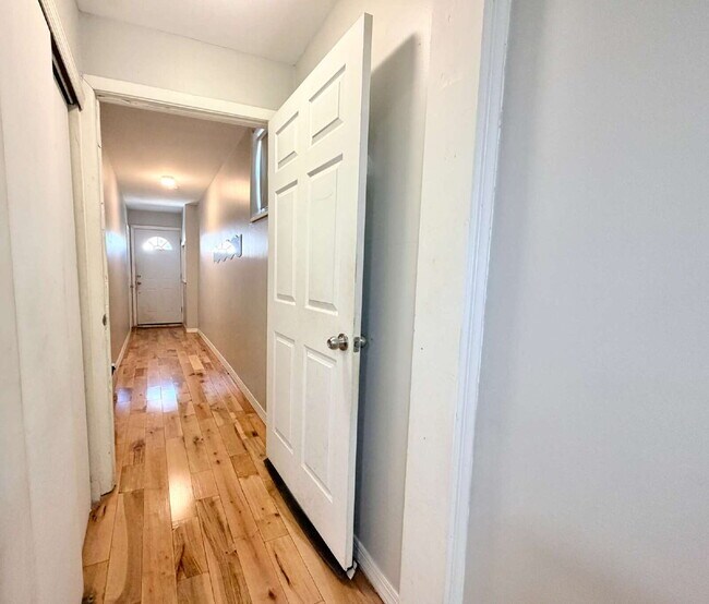 Building Photo - Spacious 1BR w/ Bonus Room Open Layout • Assigned Parking • Appliances • Garfield