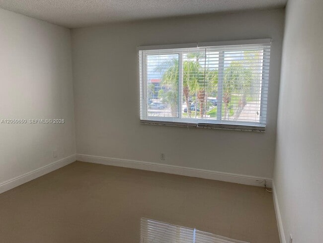 Building Photo - 100 Lakeview Dr