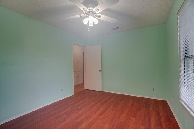 Building Photo - 506 E Palm Valley Blvd