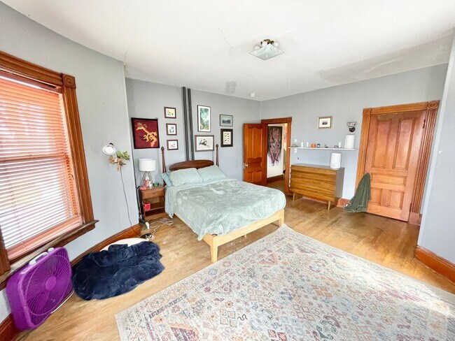 Building Photo - 3 Bedroom Apartment Superior Location South End of Burlington VT Available between 6/5-6/15