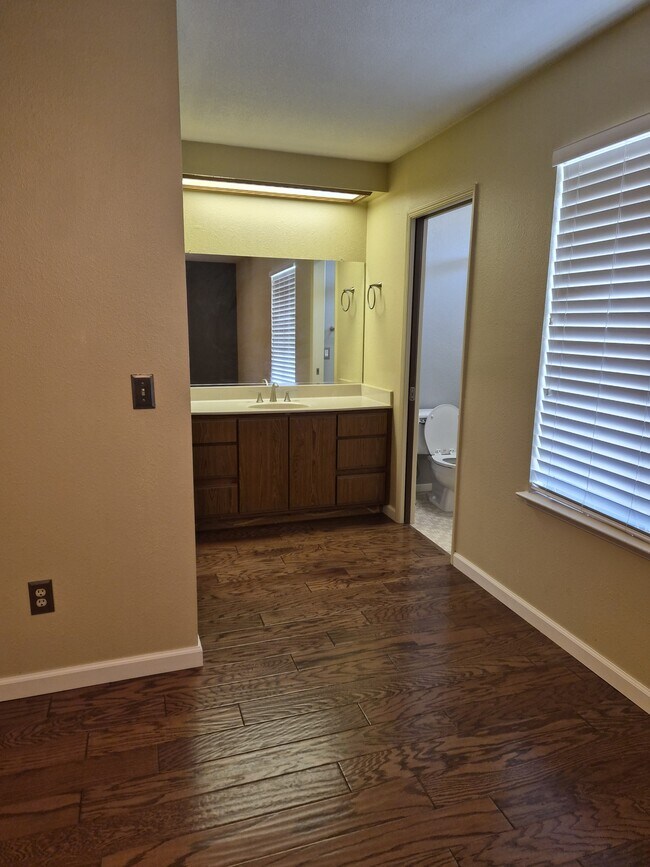 Building Photo - 376 E Sycamore Ave