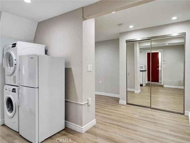 Building Photo - 985 1/2 Dexter Street Unit