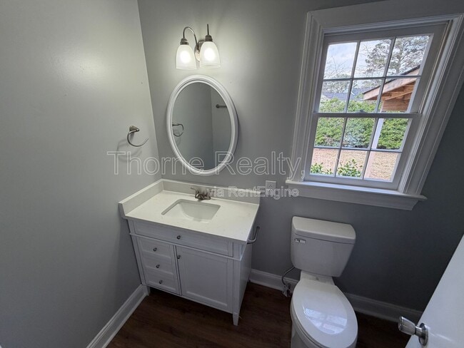 Building Photo - 1600 King Cir