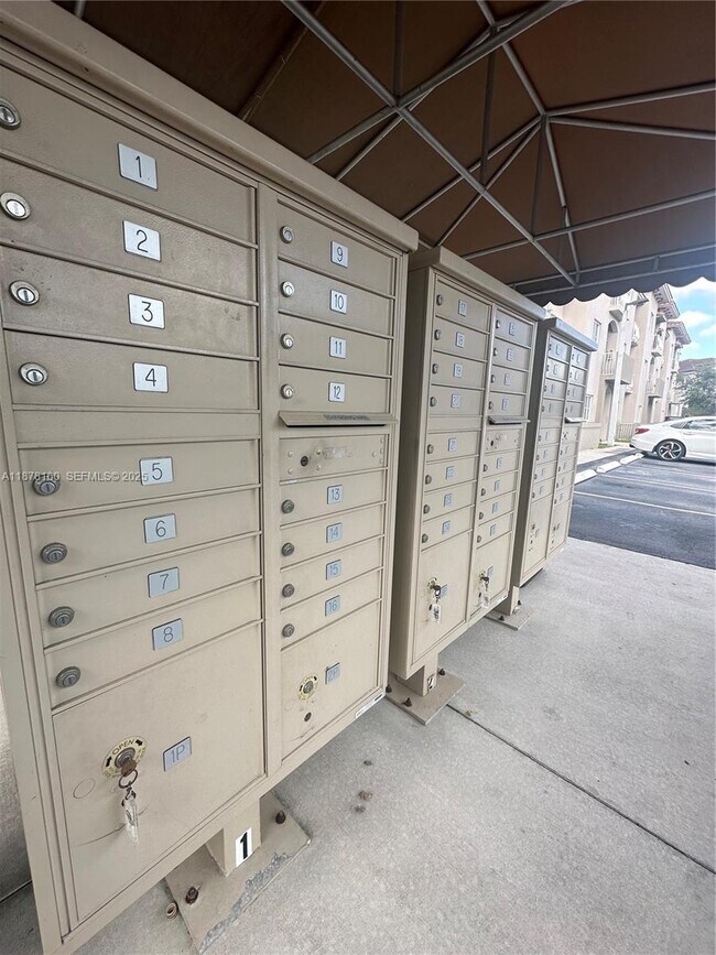 Building Photo - 211 W 79th Pl