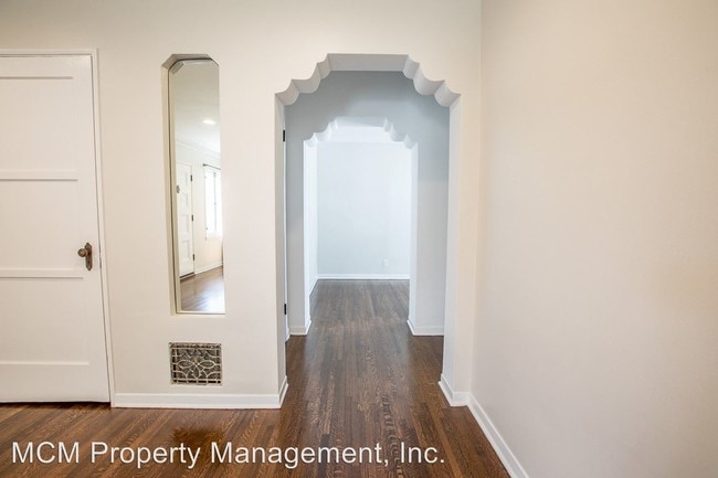 Building Photo - 923-933 S Alandele Ave